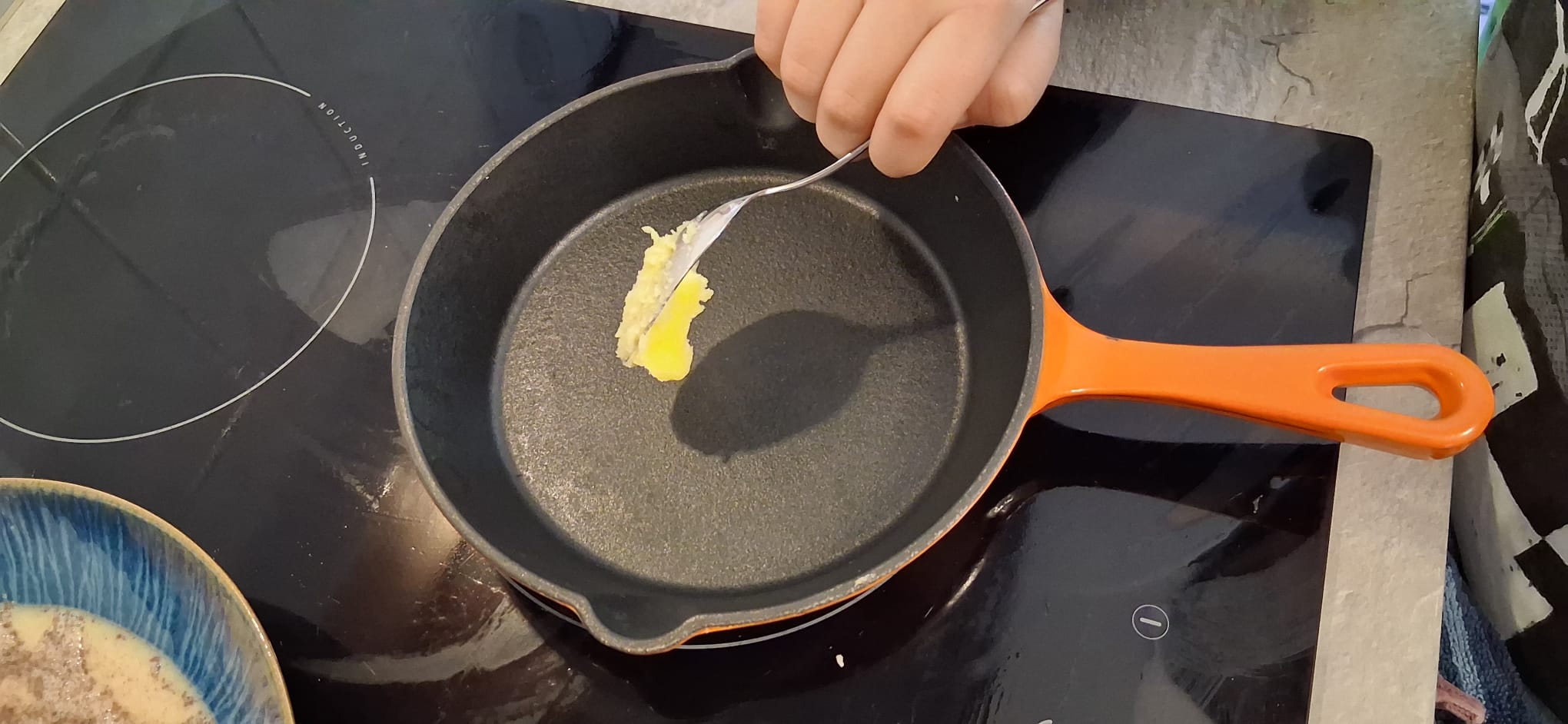 Butter in die Pfanne geben